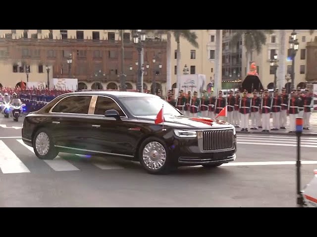 ⁣Escorted by cavalry regiment, Xi Jinping arrives at Presidential Palace in Lima by car