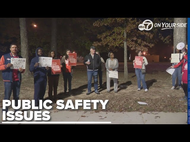 ⁣Southwest Little Rock residents demand safer conditions around new school