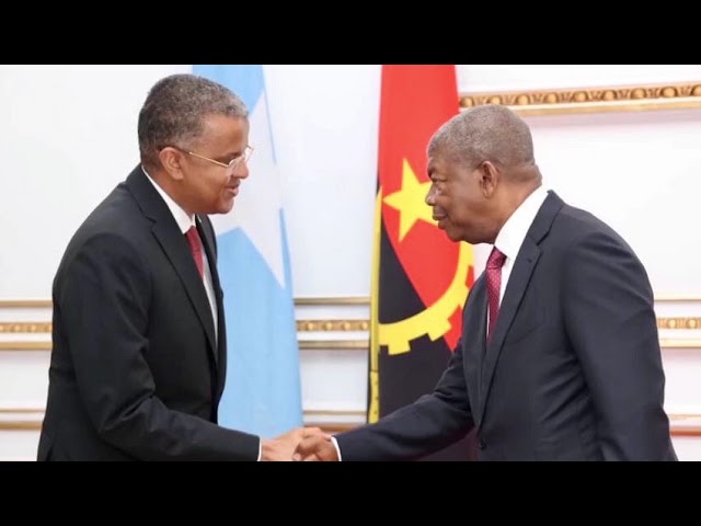 Madaxweynaha Angola ayaa waraaqadaha Aqoonsiga ka gudoomay Safiirka Soomaaliya Maxamed Sheekh Isaaq