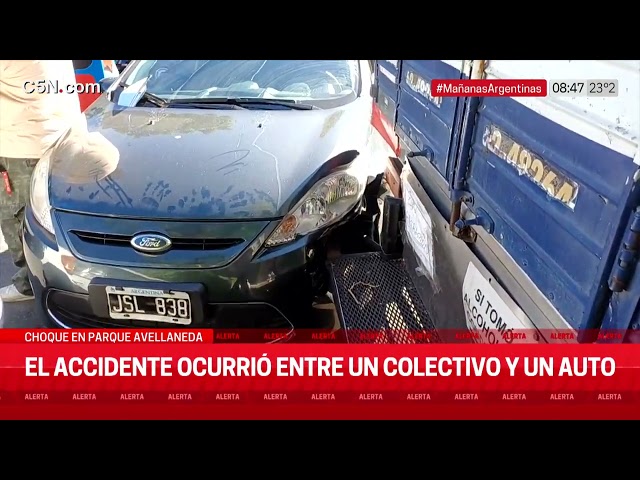 ⁣CHOQUE en PARQUE AVELLANEDA: UN COLECTIVO y UN AUTO INVOLUCRADOS