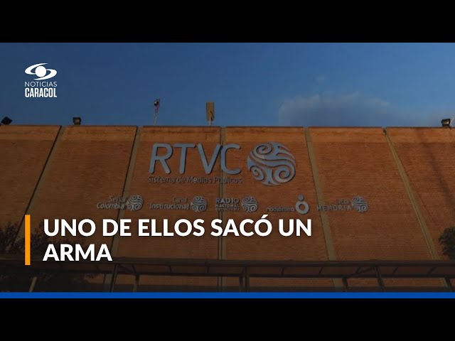 ⁣Funcionarios de RTVC fueron atracados en puente peatonal de Bogotá y uno resultó herido