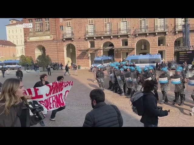 ⁣Sciopero scuola, scontri tra polizia e studenti a Torino