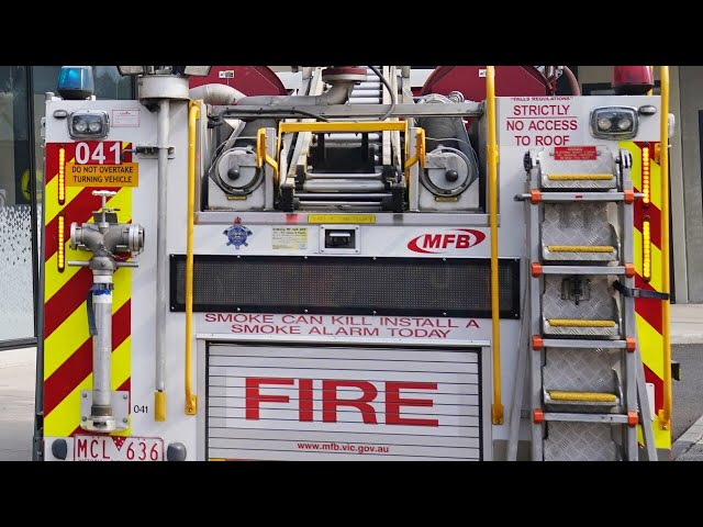 ⁣Fire engulfs warehouse in Melbourne