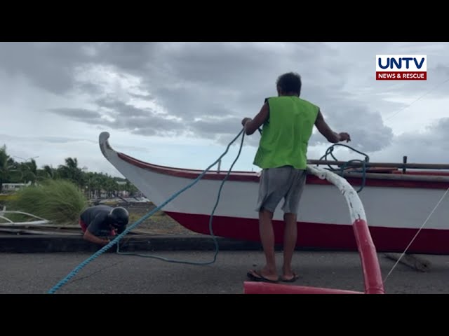 ⁣Hampas ng alon sa Puro, Legazpi City nagsimula nang tumaas; mga bangka, iniakyat na sa mga kalsada