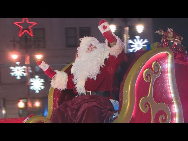 ⁣Winnipeggers kick off the holiday season at annual Santa Claus parade