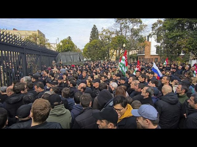 ⁣Protesters in Georgia occupy Abkhazia's regional parliament