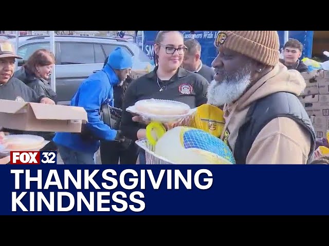 ⁣Hundreds receive turkeys and pies in Thanksgiving holiday giveaway