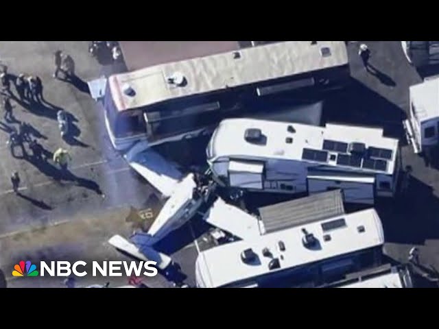 ⁣At least four people were injured when small plane crashed into Los Angeles area parking lot 