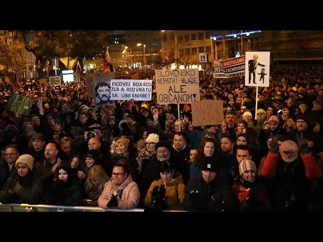 ⁣Los eslovacos se manifiestan contra el populismo en el aniversario de la caída del sistema …