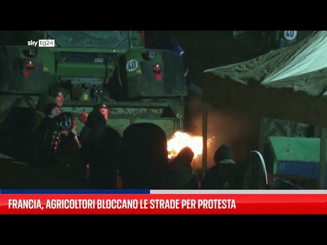 ⁣Francia, agricoltori bloccano le strade per protesta