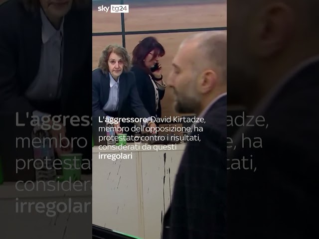 ⁣Georgia, capo commissione elettorale colpito da vernice