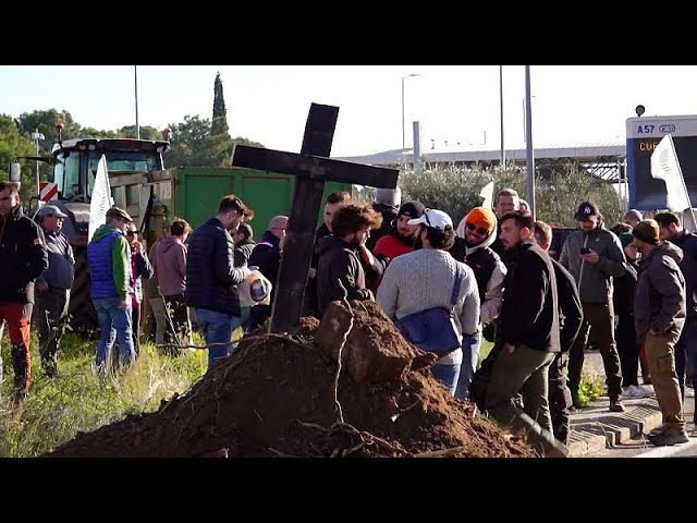 ⁣No Comment. Les agriculteurs protestant contre le traité MERCOSUR bloquent la circulation dans …