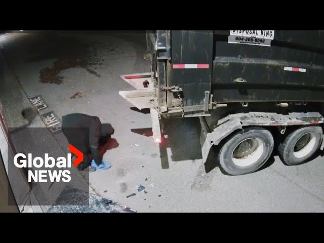 ⁣Caught on camera: Dump truck used in attempted smash-and-grab during e-bike heist