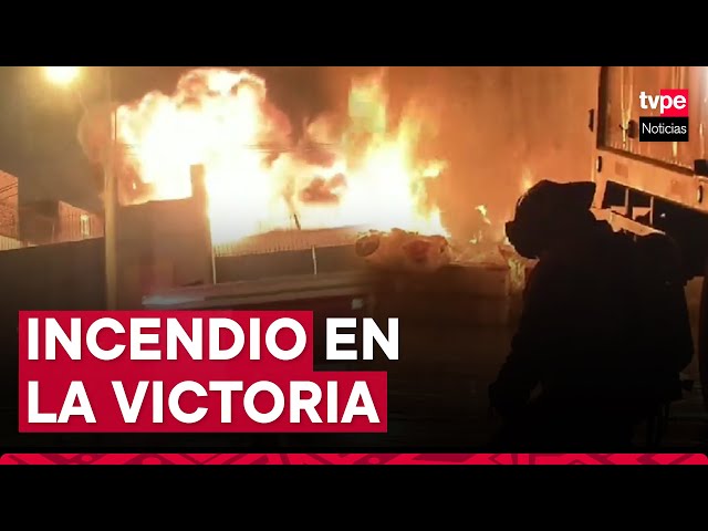 ⁣Incendio en almacén clandestino de plásticos afecta vehículos y alarma a vecinos en La Victoria