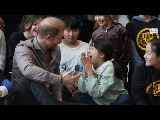 ⁣Prince Harry meets with children in Vancouver to promote the Invictus Games