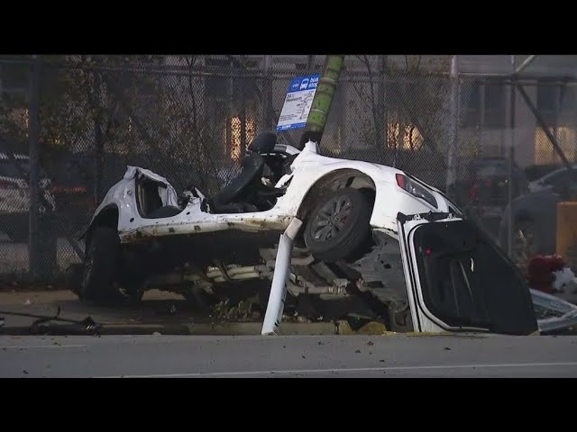 ⁣Car crashes into pole on Chicago's South Side, killing 1 and injuring 4 others