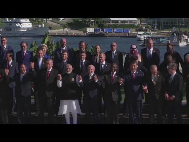 ⁣G20, Biden, Meloni e Trudeau in ritardo per foto di gruppo