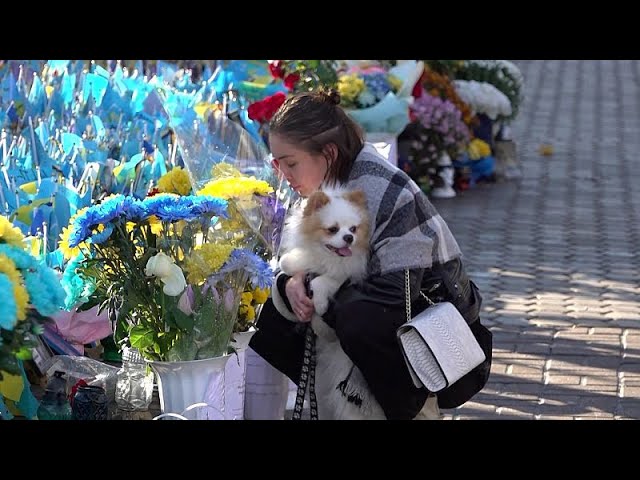 ⁣No Comment. Après 1 000 jours de guerre, les Ukrainiens commémorent les soldats morts et disparus