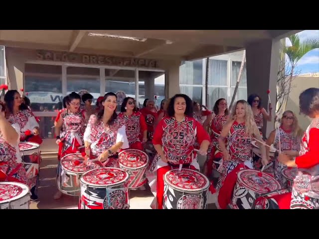 ⁣Locals play Brazilian drums to welcome President Xi Jinping to Brasilia