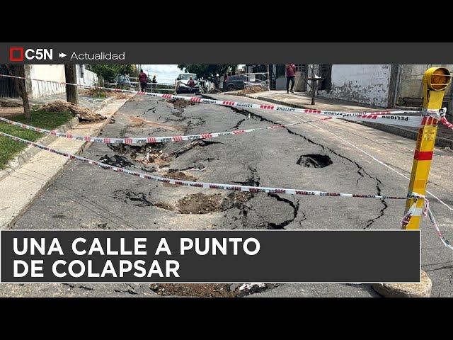 ⁣CÓRDOBA: VECINOS no pueden sacar sus AUTOS por una CALLE a punto de COLAPSAR