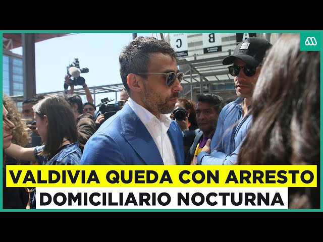 ⁣Así fue la salida de Jorge Valdivia de la audiencia tras quedar con arresto domiciliario nocturno