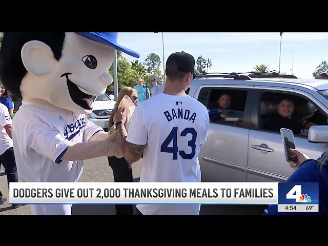 ⁣Dodgers give out 2,000 Thanksgiving meals to families