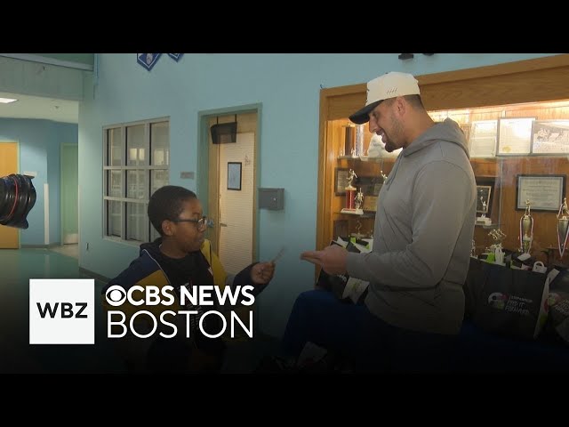 ⁣New England Patriots player Austin Hooper donates turkeys to families in Boston