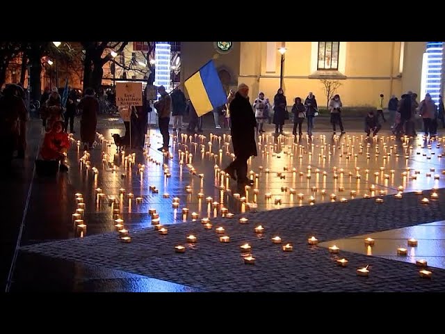 ⁣No Comment. 1 000 bougies allumées à Tallinn et Riga en solidarité avec l'Ukraine