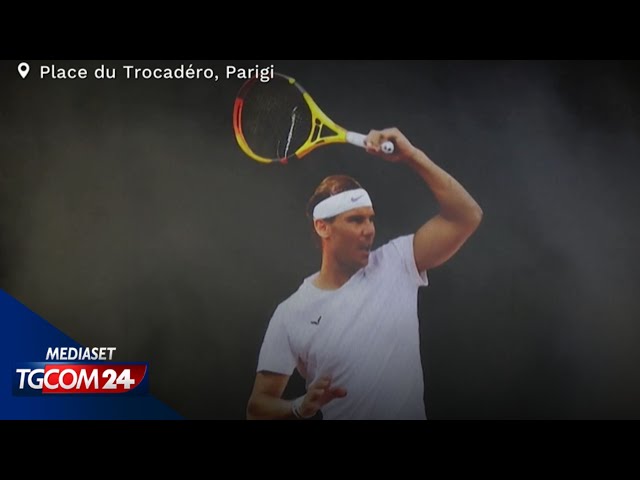 ⁣Tennis, omaggio a Rafael Nadal su uno schermo gigante nel centro di Parigi