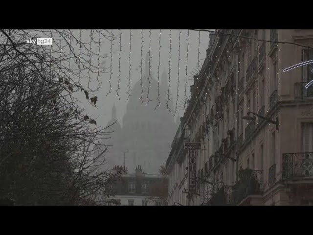 ⁣Parigi, neve ricopre basilica del Sacro Cuore a Montmartre