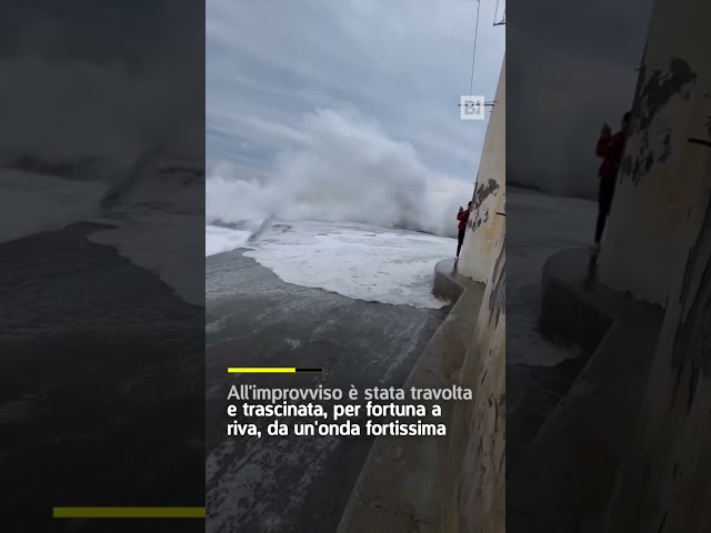 ⁣Camogli, turista travolta dalla mareggiata mentre cerca di fare una foto