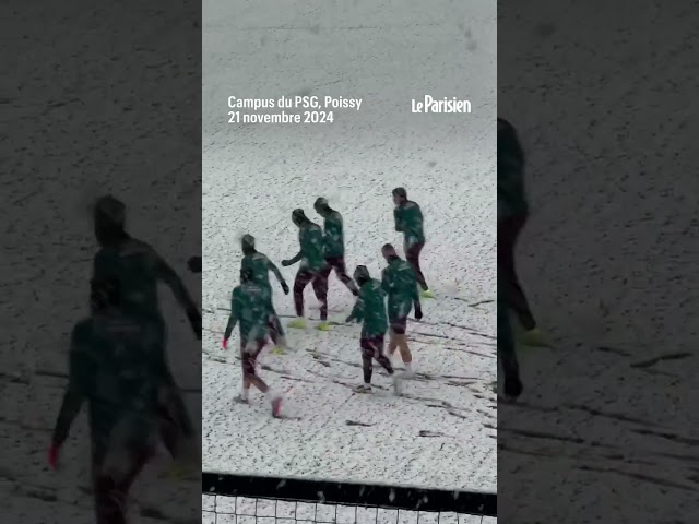 ⁣Bataille de boules de neige entre les joueurs du PSG avant leur entraînement