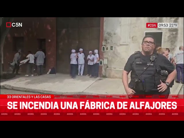 ⁣SE INCENDIA una FÁBRICA de ALFAJORES en BOEDO: TRABAJAN BOMBEROS en 33 ORIENTALES y LAS CASAS