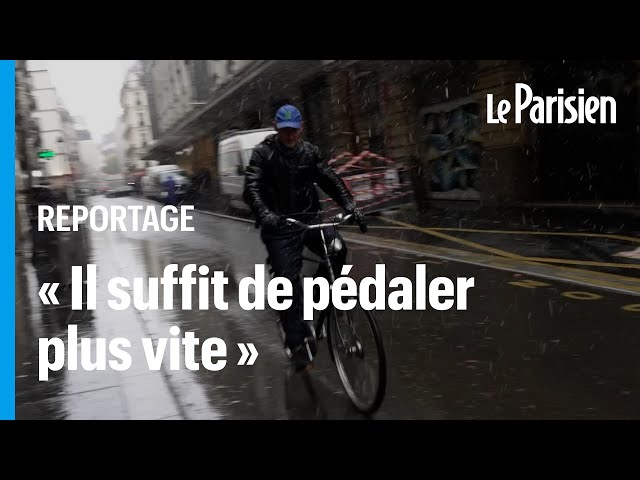 ⁣Entre galère et euphorie, les cyclistes sous la neige à Paris