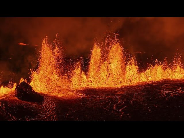 ⁣El volcán islandés alcanza su punto álgido en la séptima erupción del año