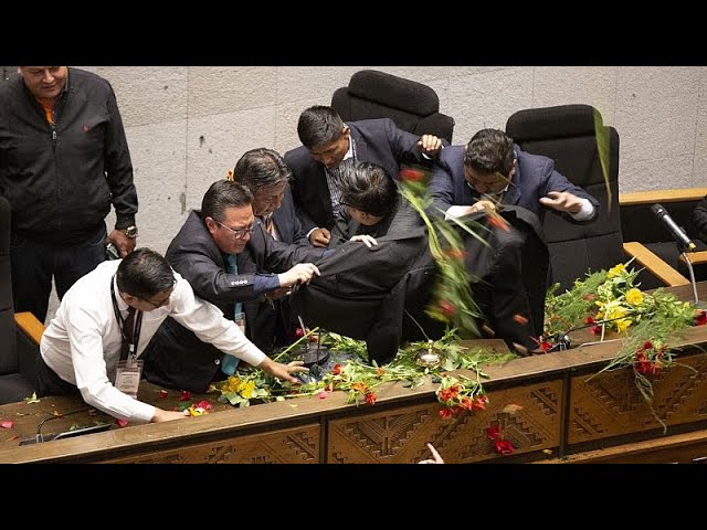 ⁣No Comment: une bagarre éclate au Congrès bolivien entre les législateurs et le partisans de Mo…