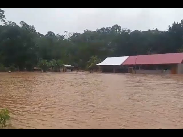 ⁣Oxapampa: Fuertes inundaciones afectan viviendas y calles en Pozuzo