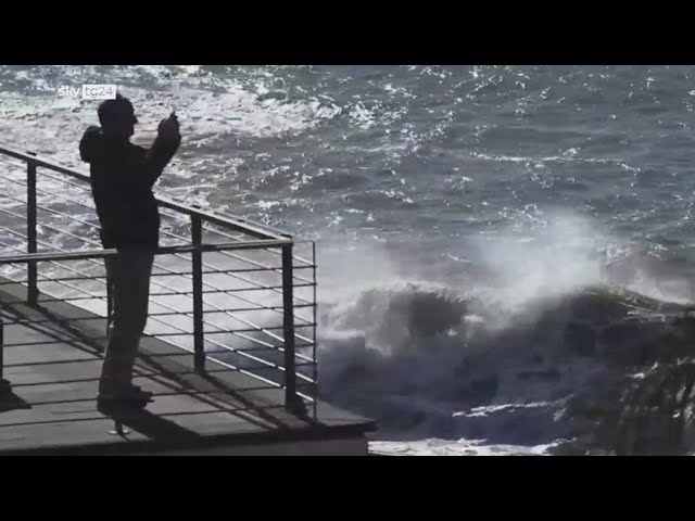 ⁣Maltempo in Liguria, forte mareggiata sulla costa genovese