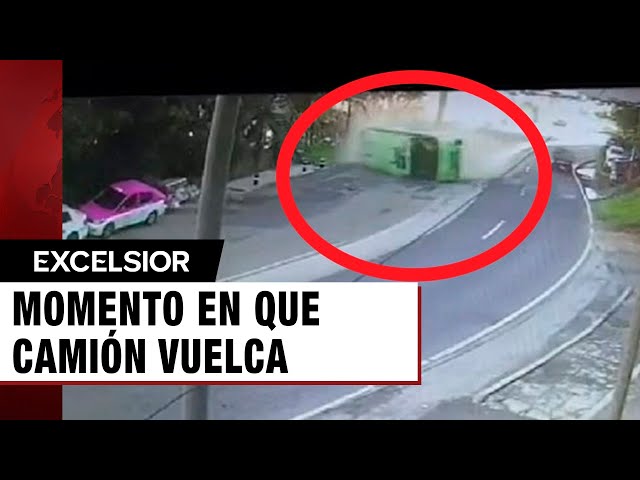 ⁣Momento exacto en que camión de pasajeros vuelca en la México-Cuernavaca, CDMX