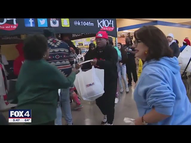 ⁣Thousands line up for Thanksgiving turkey giveaway at Fort Worth Fiesta Mart