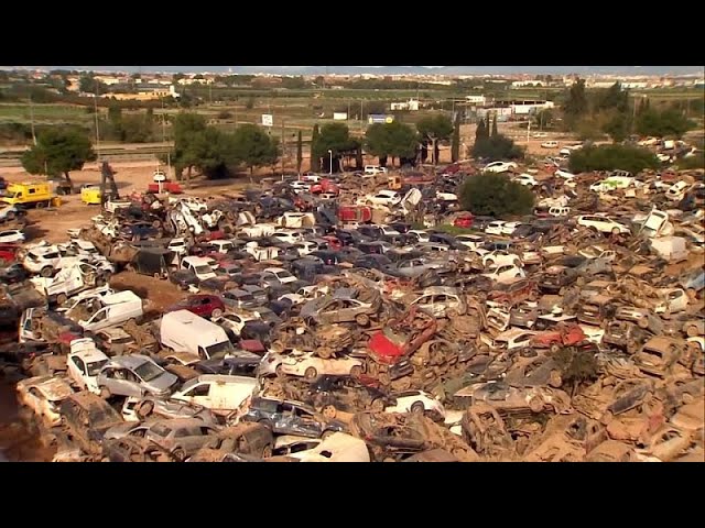 ⁣Riesiger Autofriedhof in Catarroja zeigt das Ausmaß der verheerenden Überschwemmungen in Spanien