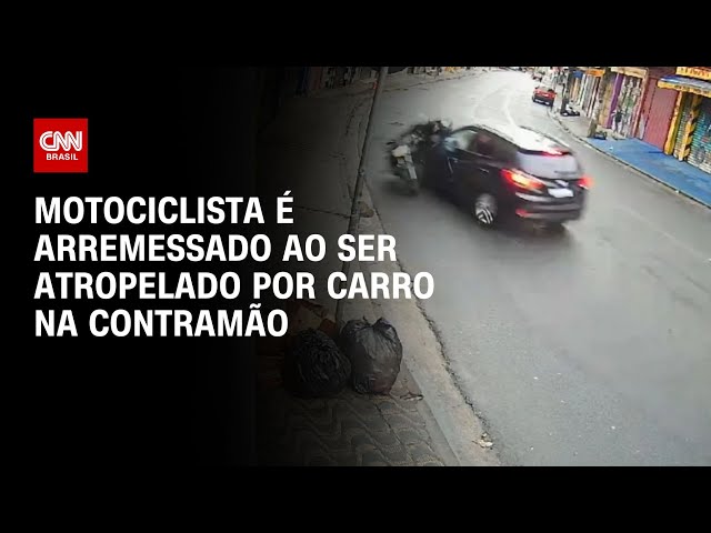 ⁣Motociclista é arremessado ao ser atropelado por carro na contramão | CNN BRASIL