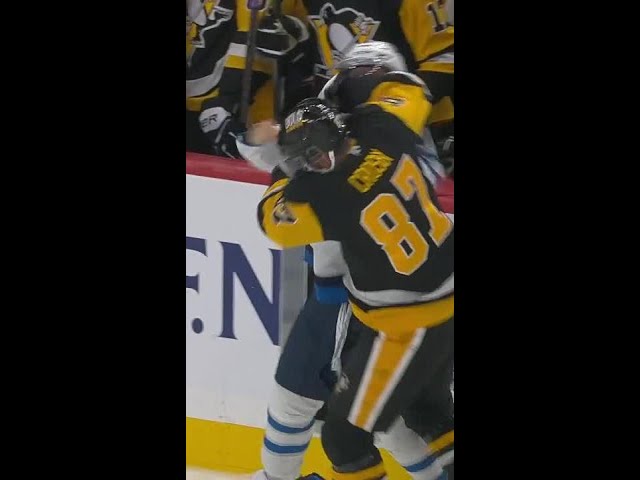 ⁣Sidney Crosby And Kyle Connor Drop The Gloves 