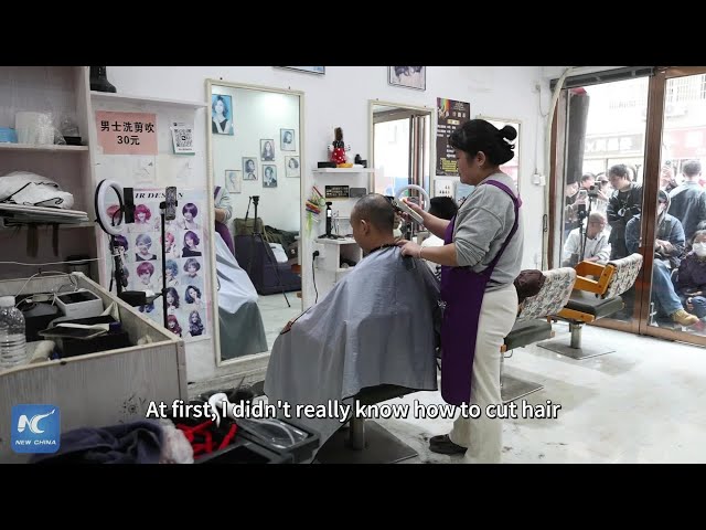 ⁣Hairdresser Xiaohua wins hearts with her skill and sincerity in Hunan