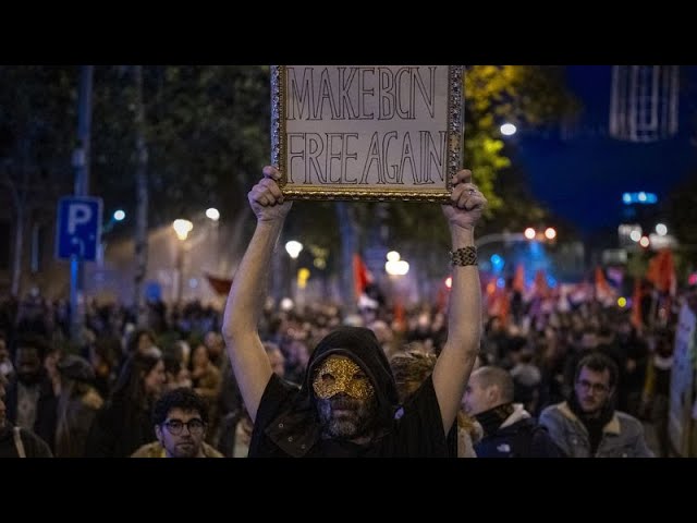 ⁣Des de milliers de personnes protestent contre la hausse des loyers à Barcelone