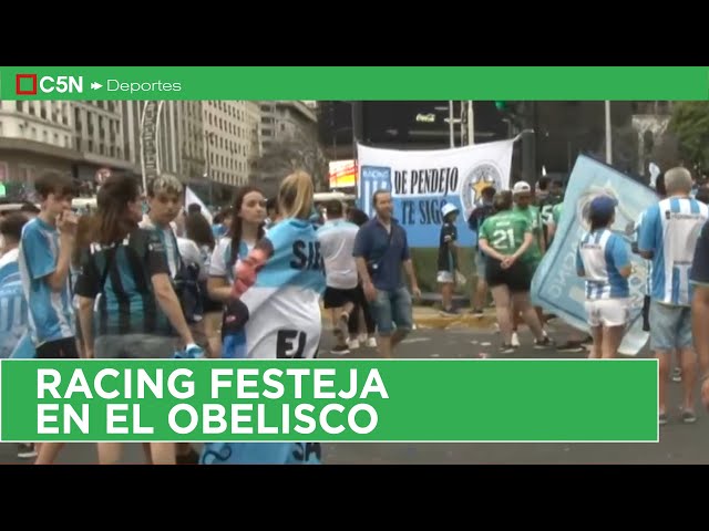 ⁣Una multitud de HINCHAS de RACING espera al PLANTEL en el OBELISCO