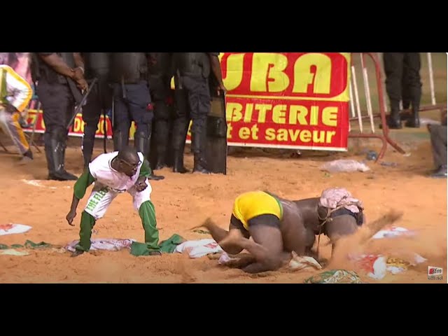 ⁣Chute ou pas chute qui fait polémique - Combat Royal Modou Lo vs Siteun - 24 Novembre 2024