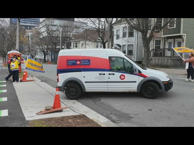 ⁣Should Ottawa intervene in the Canada Post strike?