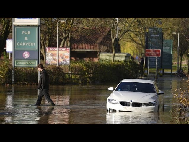 ⁣Miles de personas en Reino Unido luchan contra inundaciones y tormentas