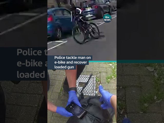 ⁣Police in Birmingham caught a man riding an e-bike with a loaded gun in his bag #itvnews